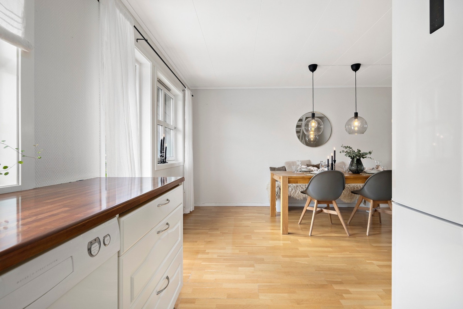 I tilknyttning til kjøkkenet er det god plass til et romslig spisebord. Det er også adkomst til en trivelig terrasse fra kjøkken. Galleribilde