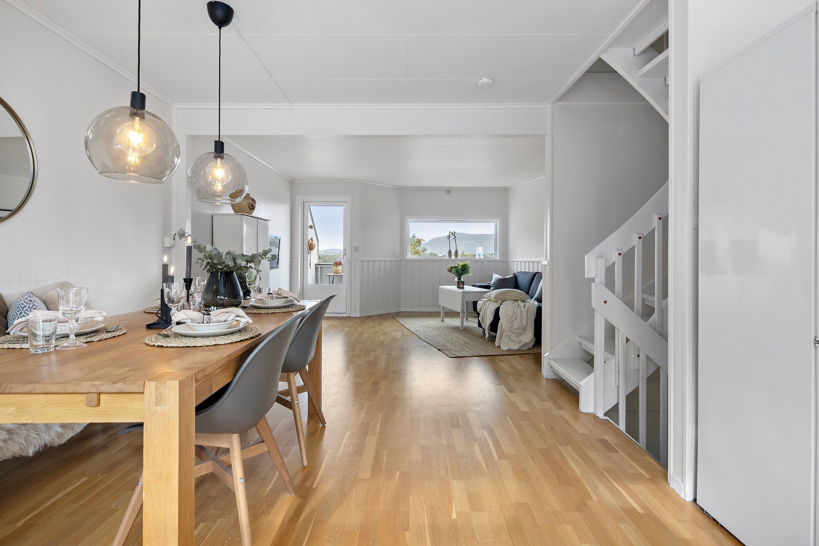 1.etasje består av stue og kjøkken. Boligen har godt med lysinnslipp med vinduer på begge yttervegger. Galleribilde