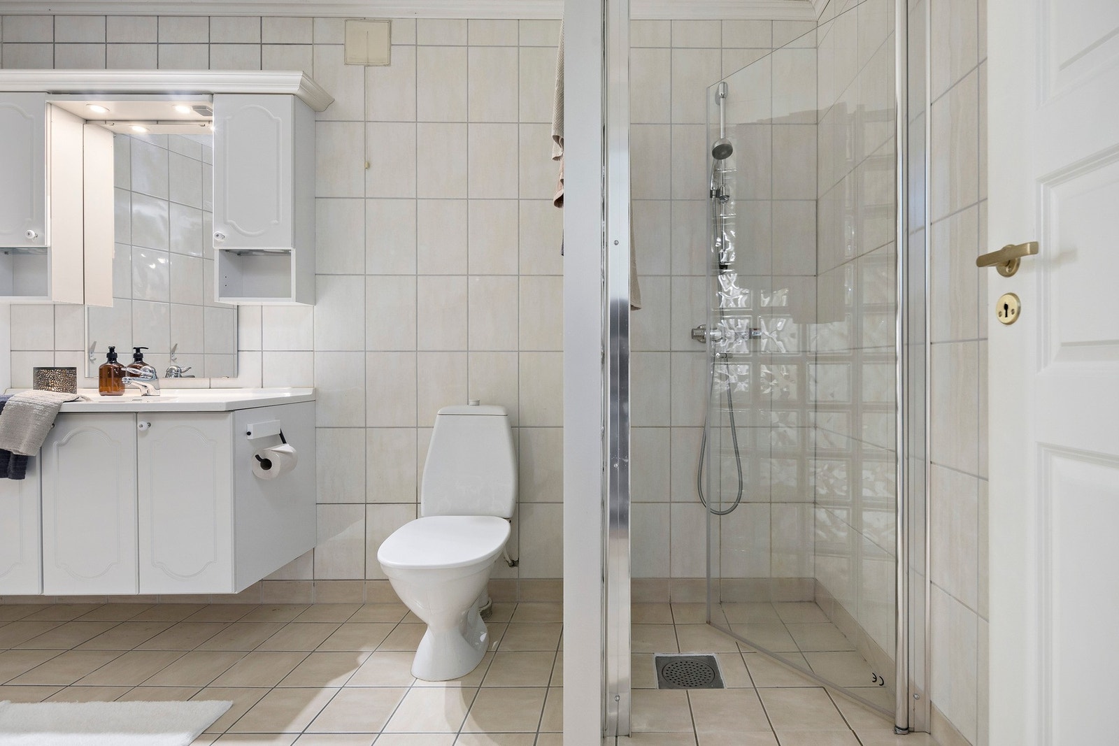 Baderommet har en god romløsning, veldig praktisk med separat vaskerom. Galleribilde