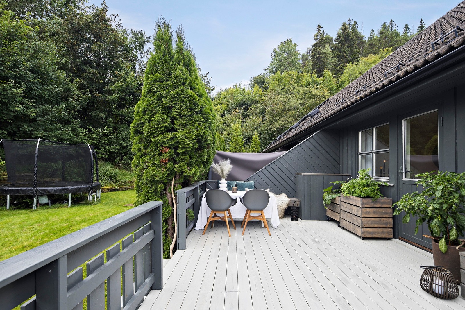 Sørvendt terrasse med gode solforhold på sommerstid. Galleribilde