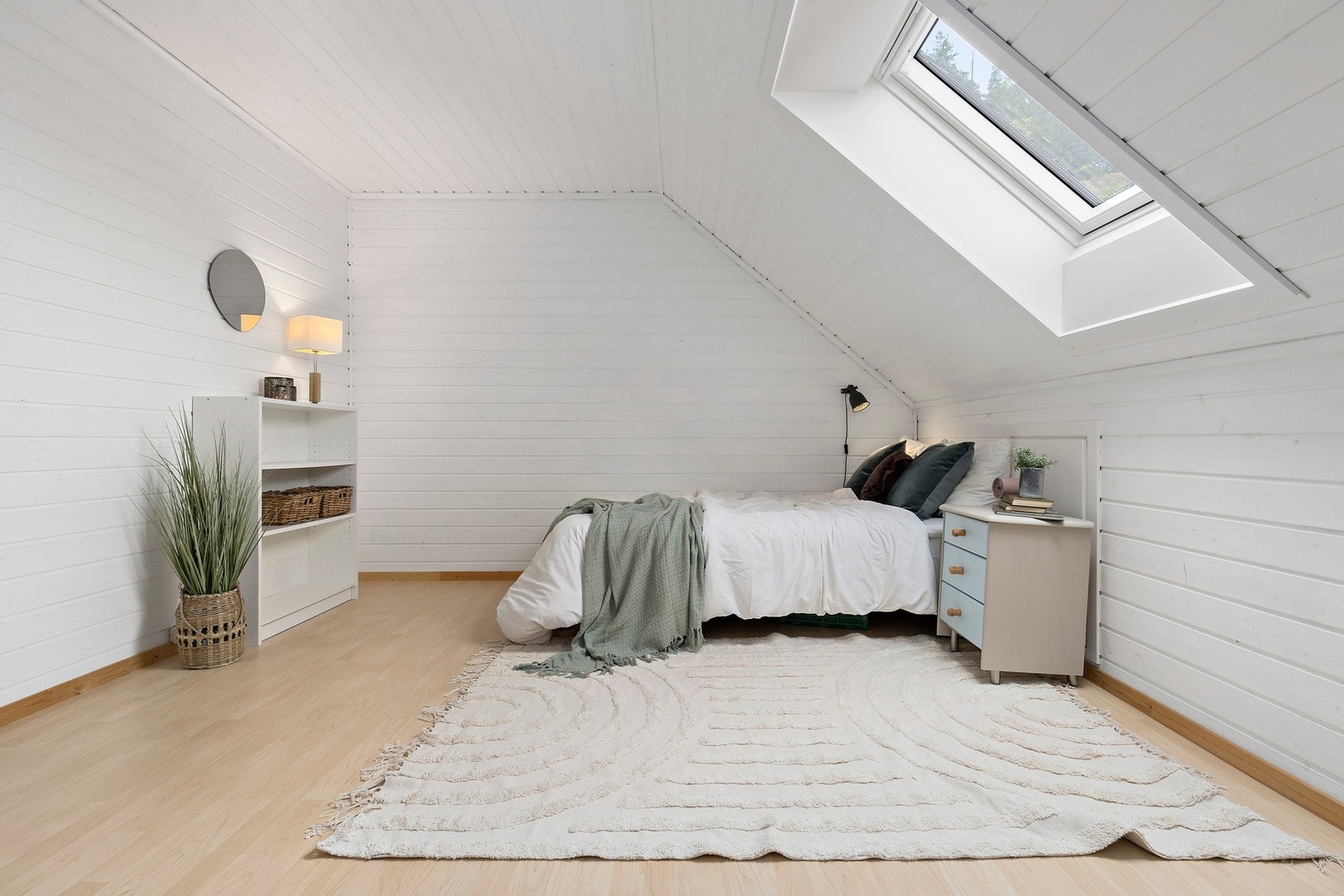 I dag benyttes også en del av loftetasjen til soverom - Tilknyttet kontor/garderoberom. Galleribilde