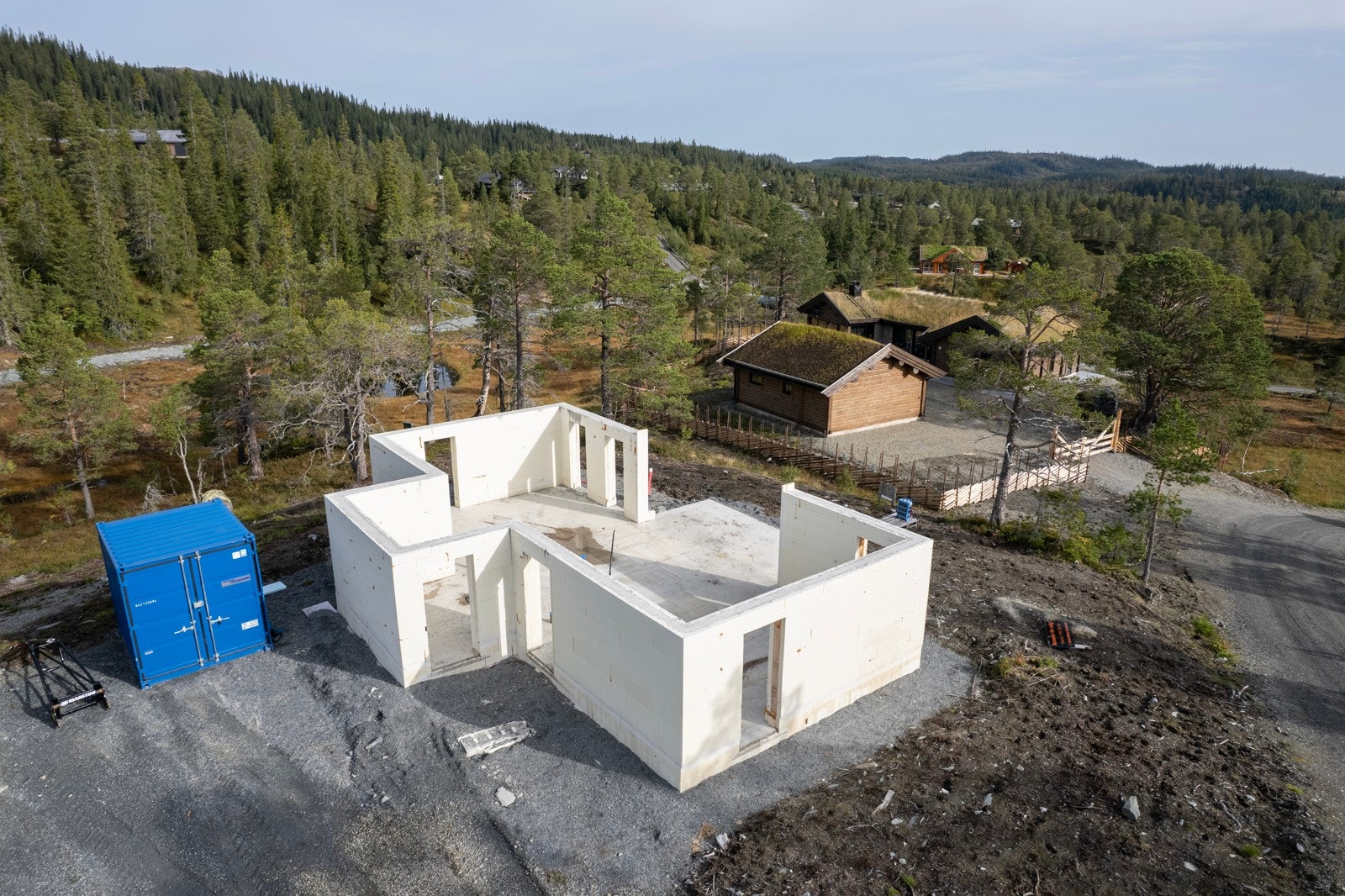 Hyttefeltet har helårsvei som brøytes og strøs på vinteren. Det er innlagt både strøm, vann og kloakk slik at man har tilgang til alle fasiliteter. Galleribilde
