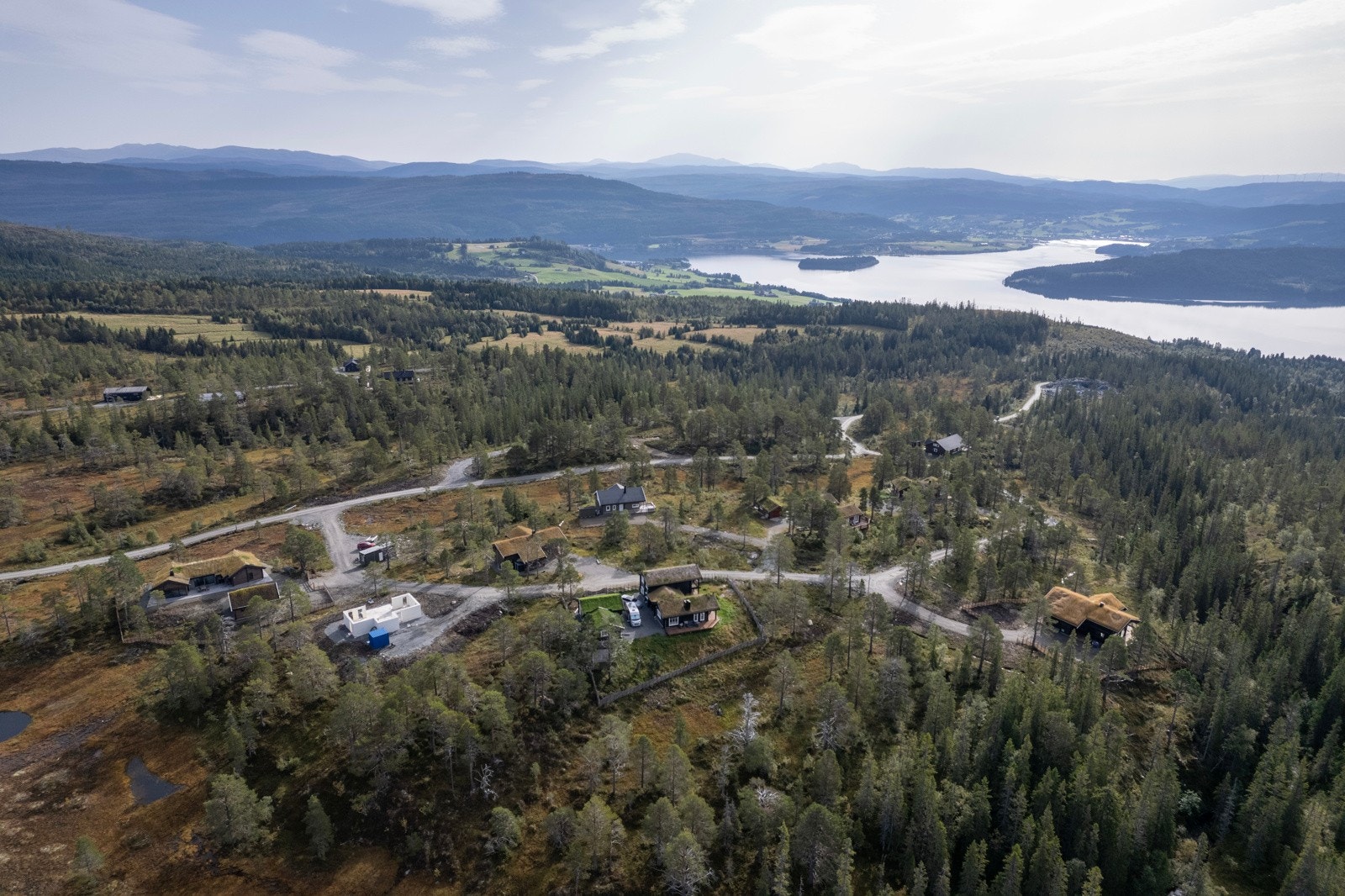 Fritidsboligen har en av områdets beste tomter, og ligger fint til i hyttefeltet med svært gode sol- og utsiktsforhold. Galleribilde