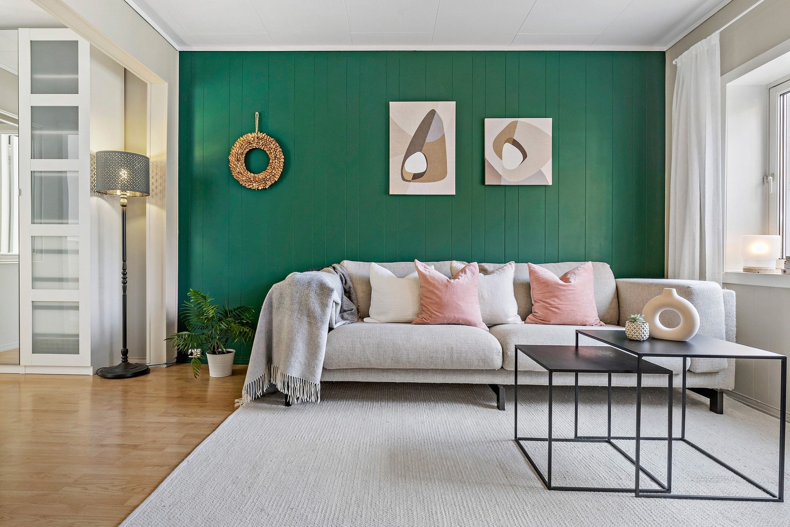 Leiligheten har godt med naturlig lys, og kan innredes med både sofa gruppe og et lite spisebord Galleribilde