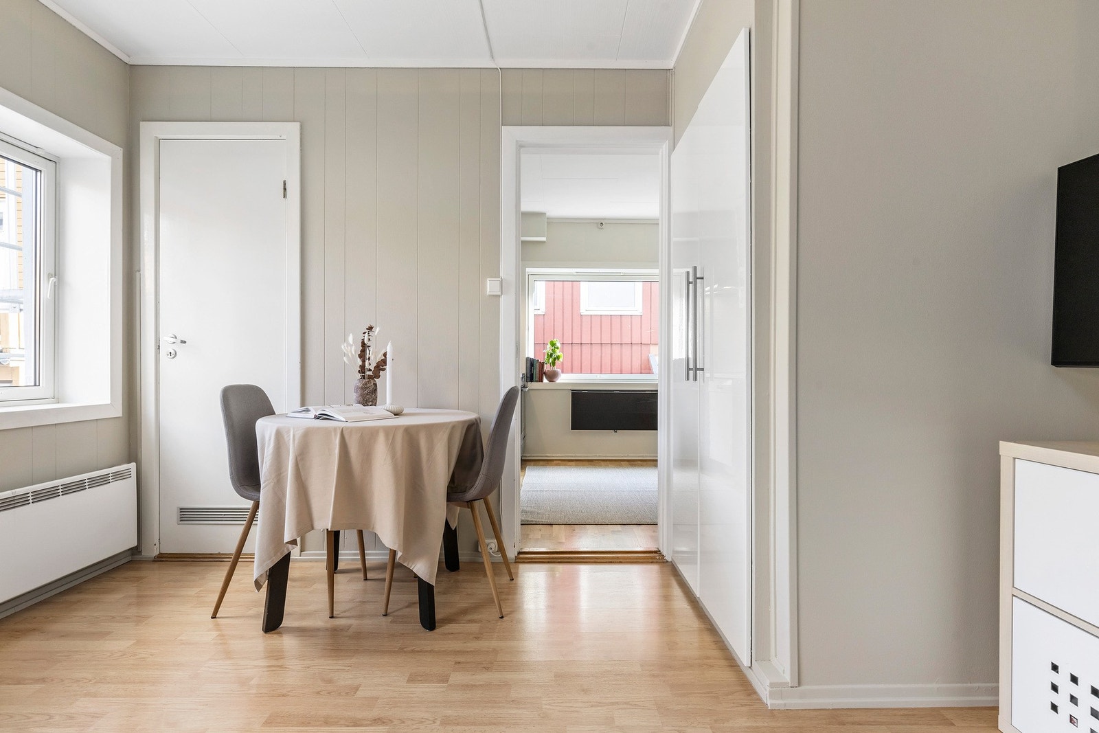 Den lune, beige fargen heter blek sand. Til høyre har du innebygd oppbevaring Galleribilde