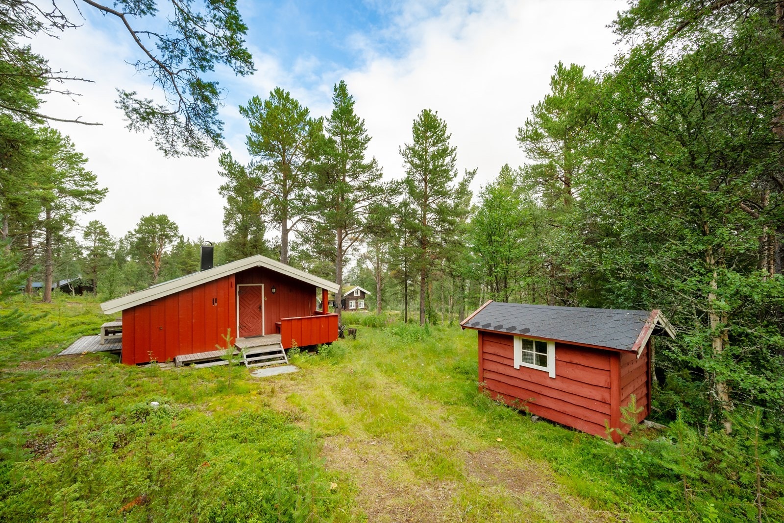 Sjarmerende hytte på Sundet. Bilvei helt fram. Uisolert anneks/redskapsbod følger med. Galleribilde