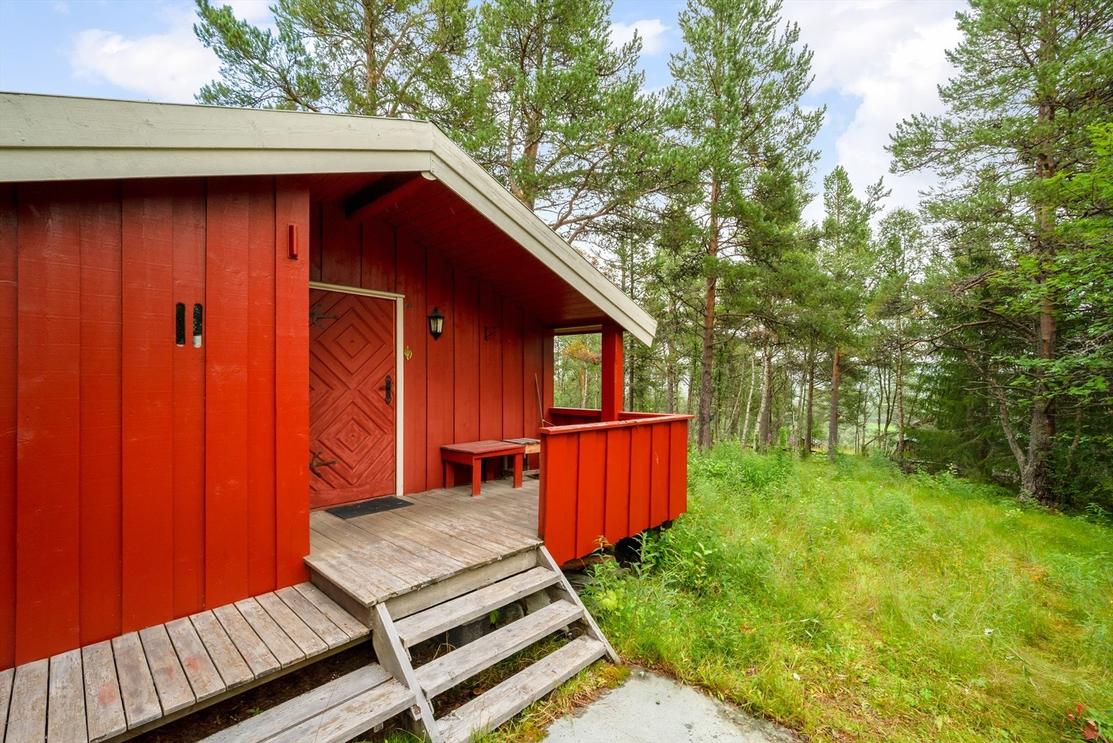 Vedbod/redskapsbod i tilknytning til inngangspartiet Galleribilde