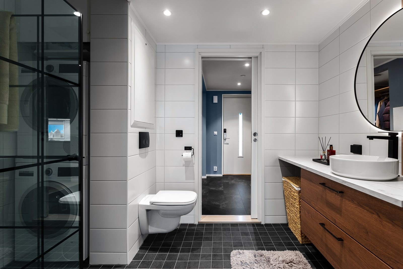 På badet er det opplegg til vaskemaskin og tørketrommel. Galleribilde