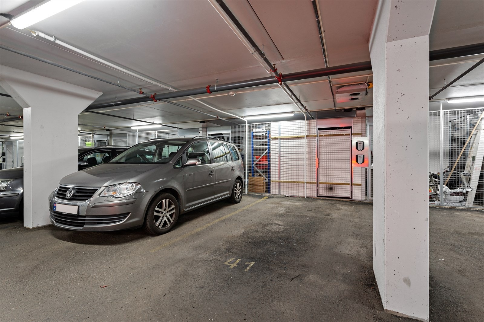 Det følger med en garasjeplass i felles garasjeanlegg. Galleribilde