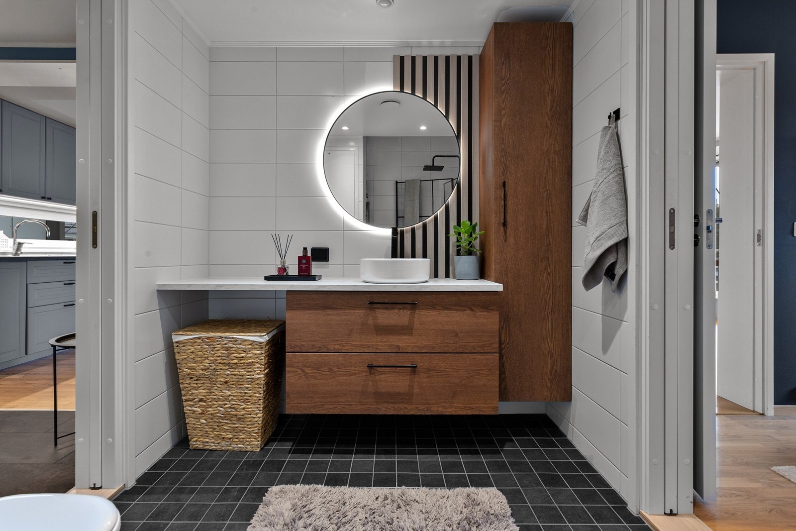 Badet er smart plassert med inngang fra både entré og hovedsoverom. Galleribilde