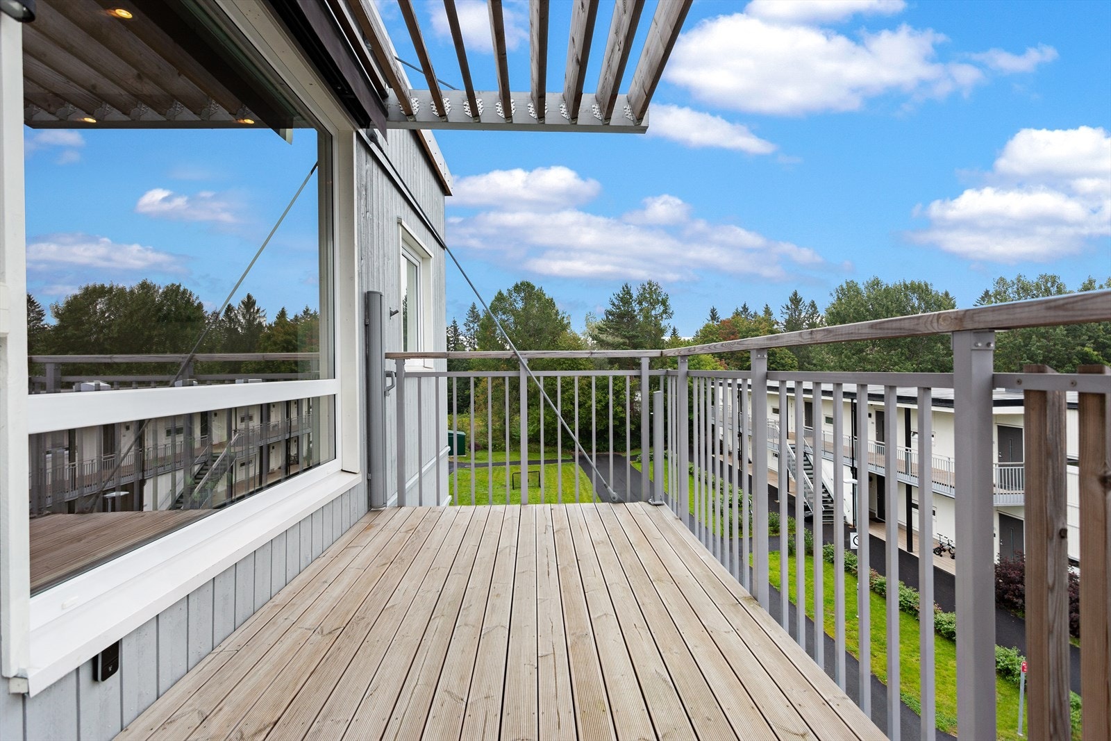 Fra leilighetens stue er det utgang til en herlig balkong på ca. 7,5 kvm med spilerekkverk og overbygg av pergola. Galleribilde