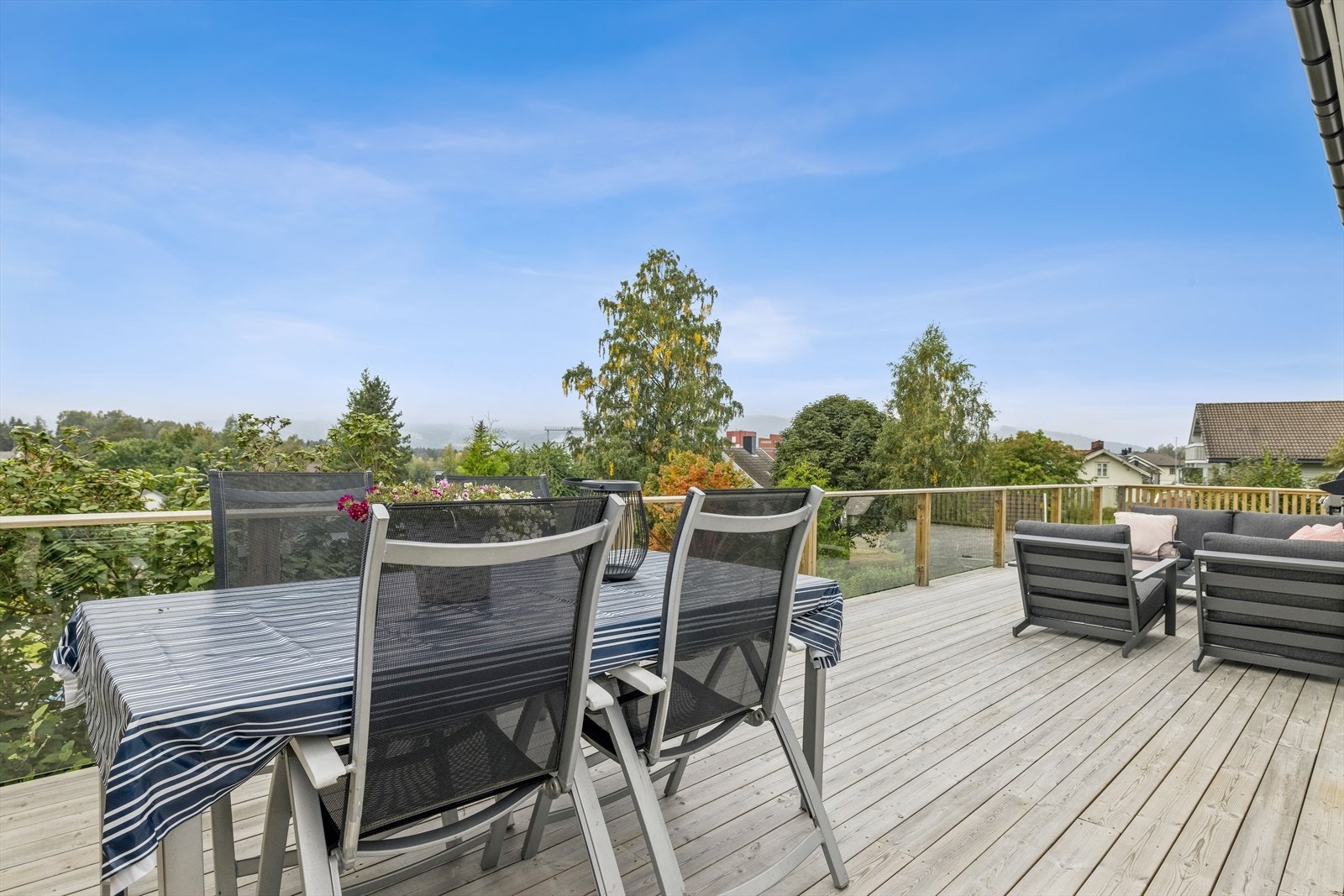 Terrassen innbyr til sosiale og sene sommerkvelder. Galleribilde