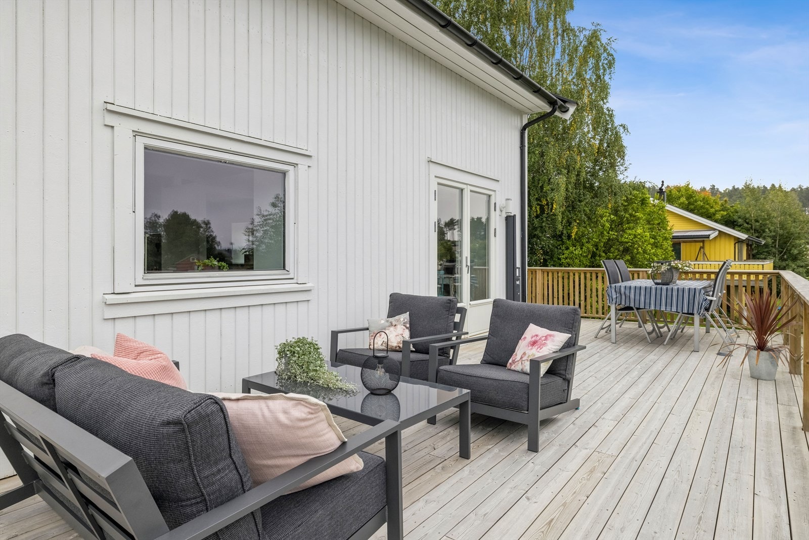 Direkte utgang fra både stue og bad i boligens 1.etg. Galleribilde