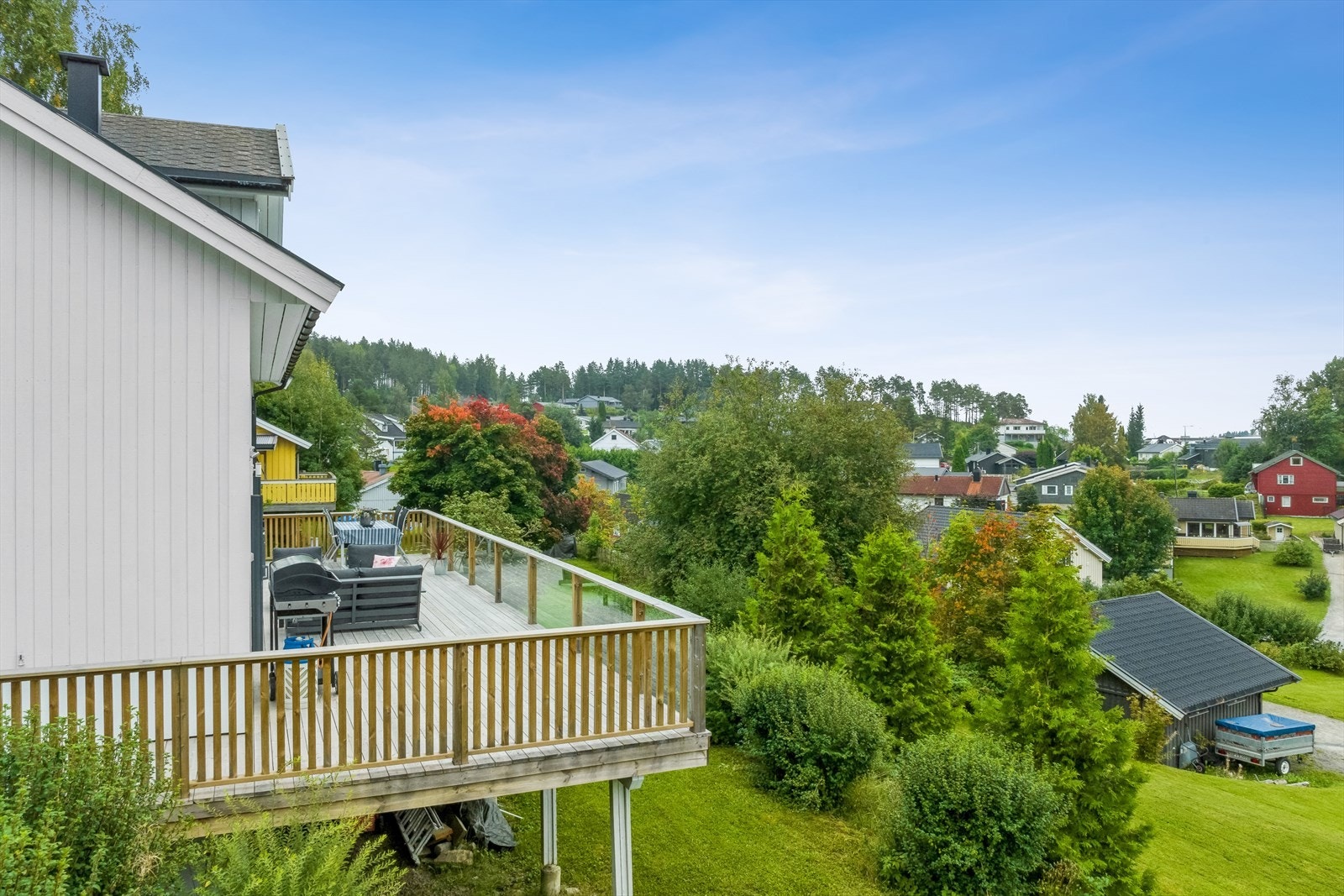 Herlig terrasse som strekker seg rundt på hele tre sider av boligen. Galleribilde