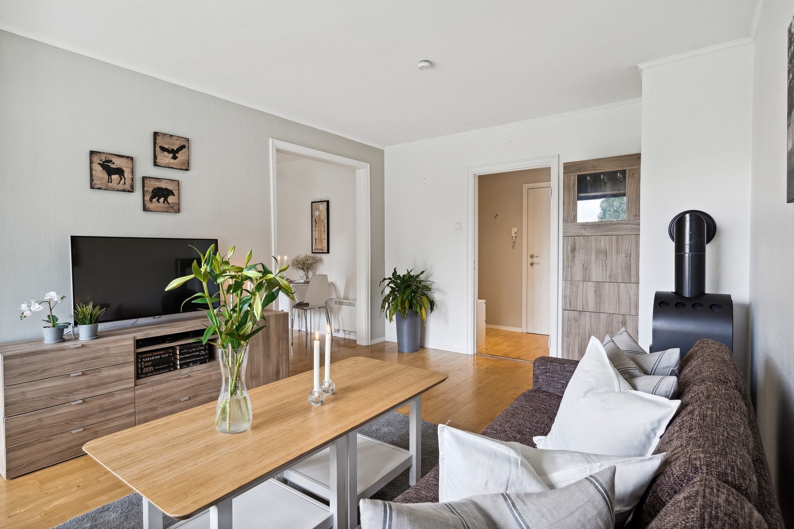 Stuens utforming legger opp til naturlig plassering av sofa og TV. Galleribilde