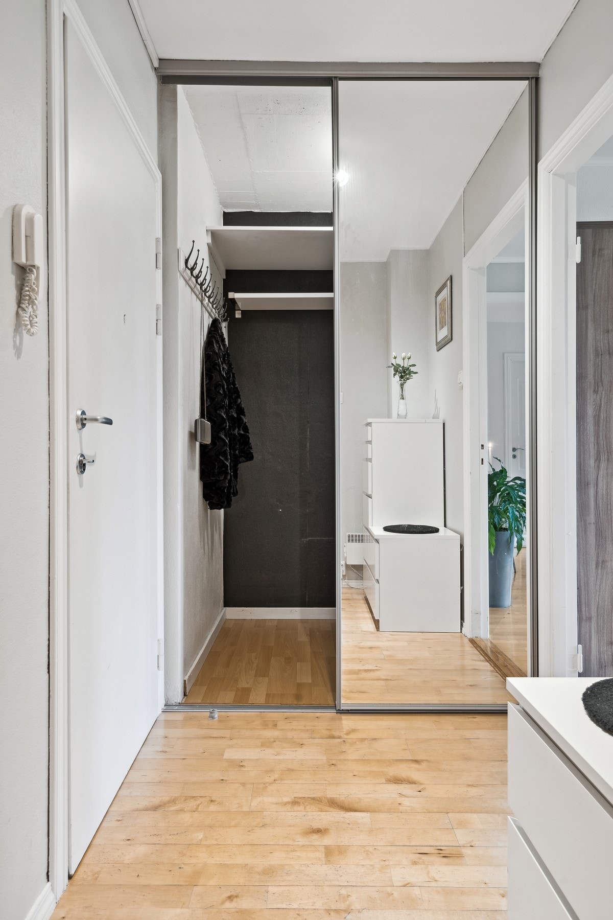 Entrè med skyvedørsgarderobe. Galleribilde