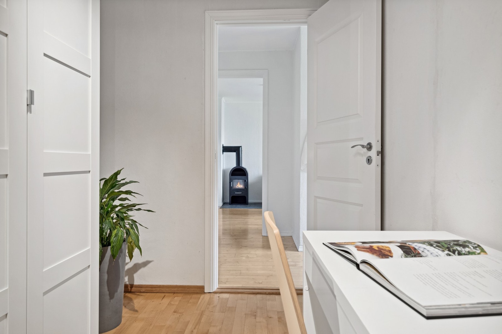 Boligen nyter kvaliteter som vedovn, som varmer godt på kalde vinterdager. Galleribilde