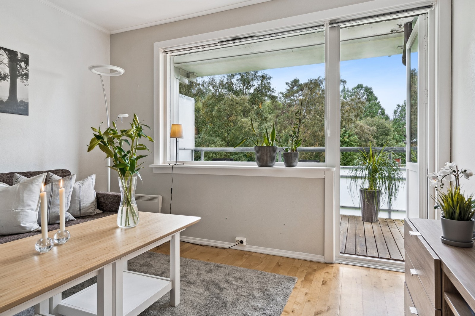 Fra stuen er det utgang til boligens balkong som har gode solforhold. Galleribilde