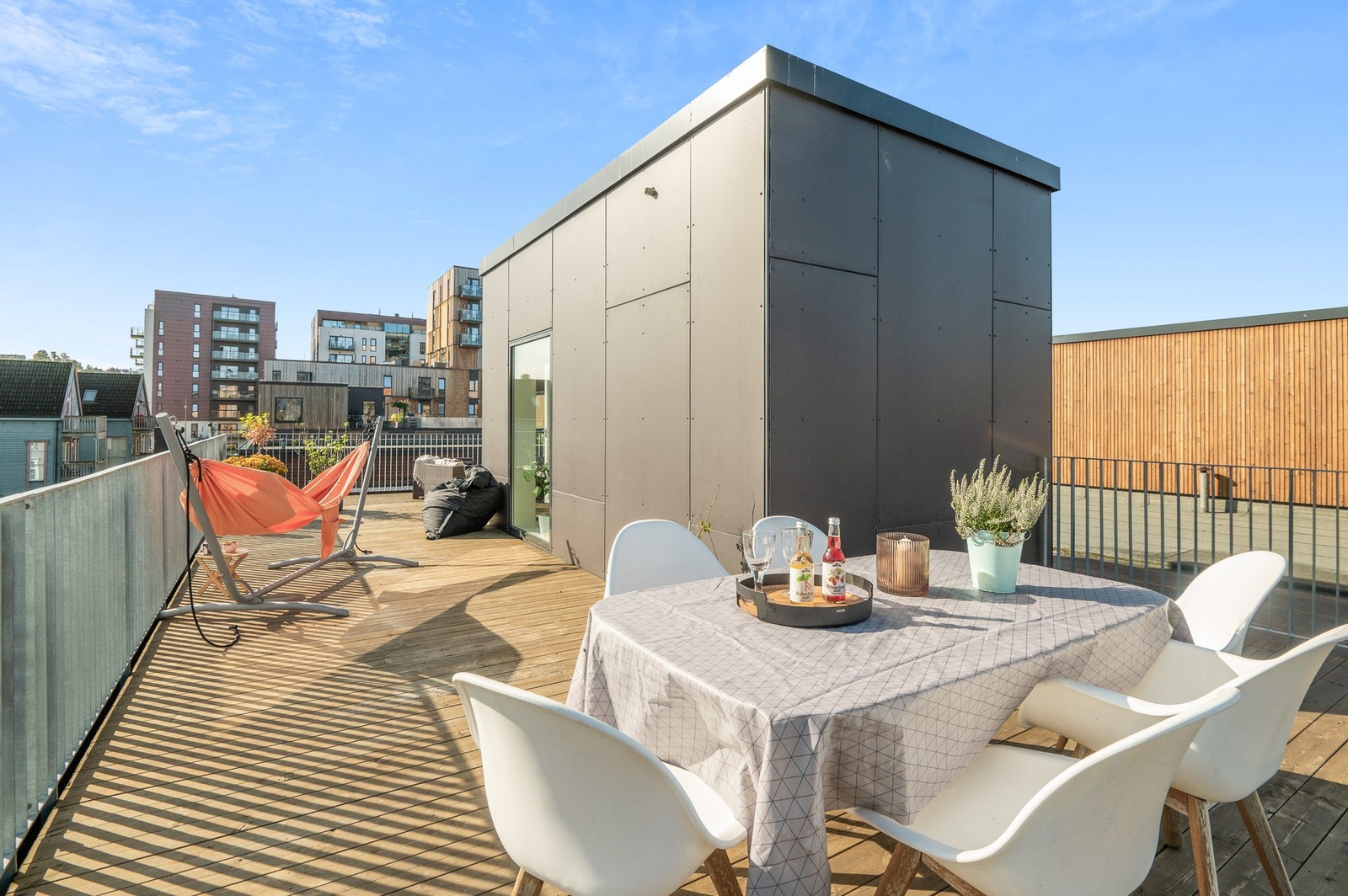 Endebeliggenheten gjør dette til en svært hyggelig og usjenert takterrasse. Galleribilde