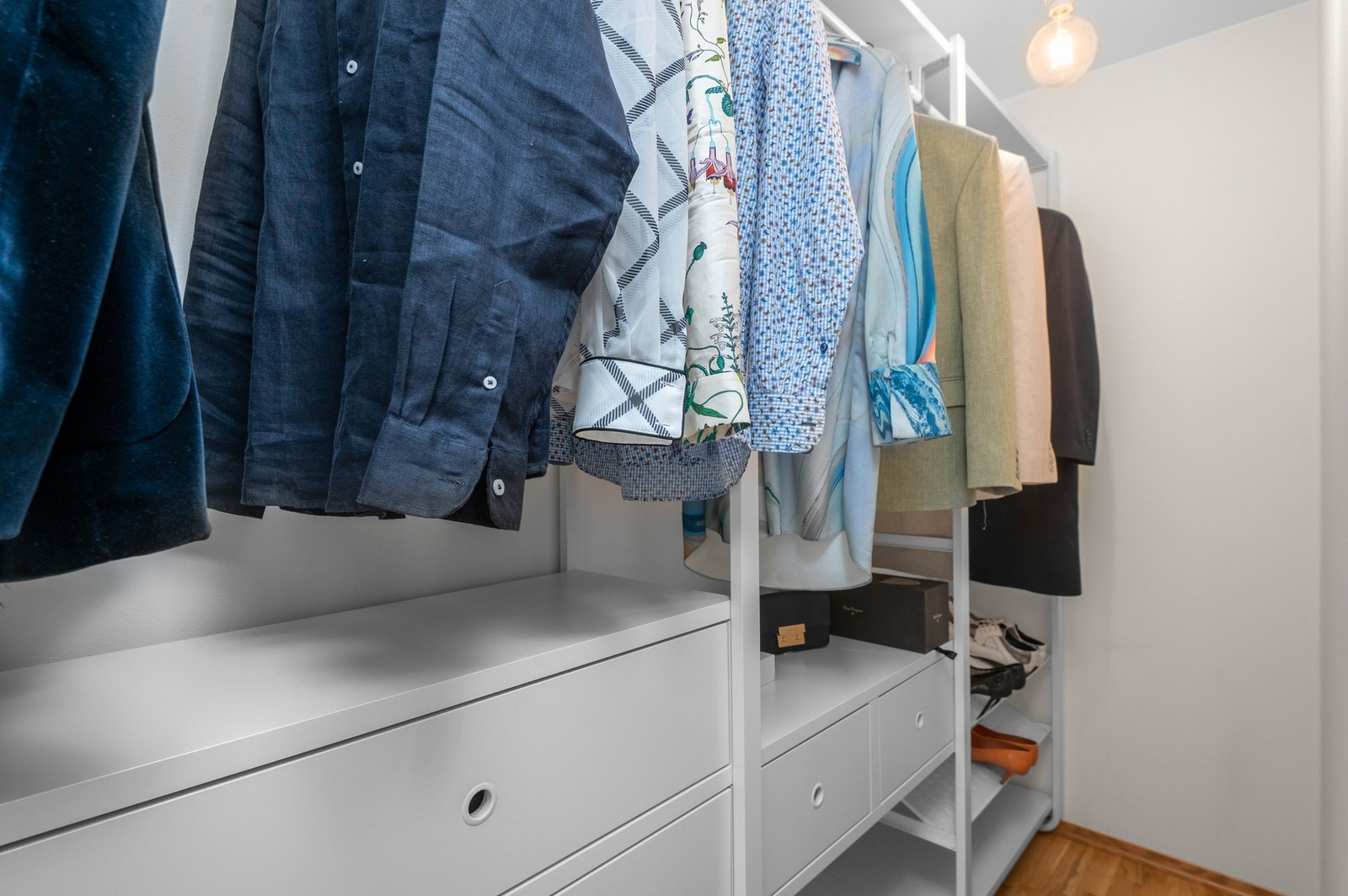 Walk-in garderobe 2.etasje - direkte tilknyttet til hovedsoverom. Galleribilde