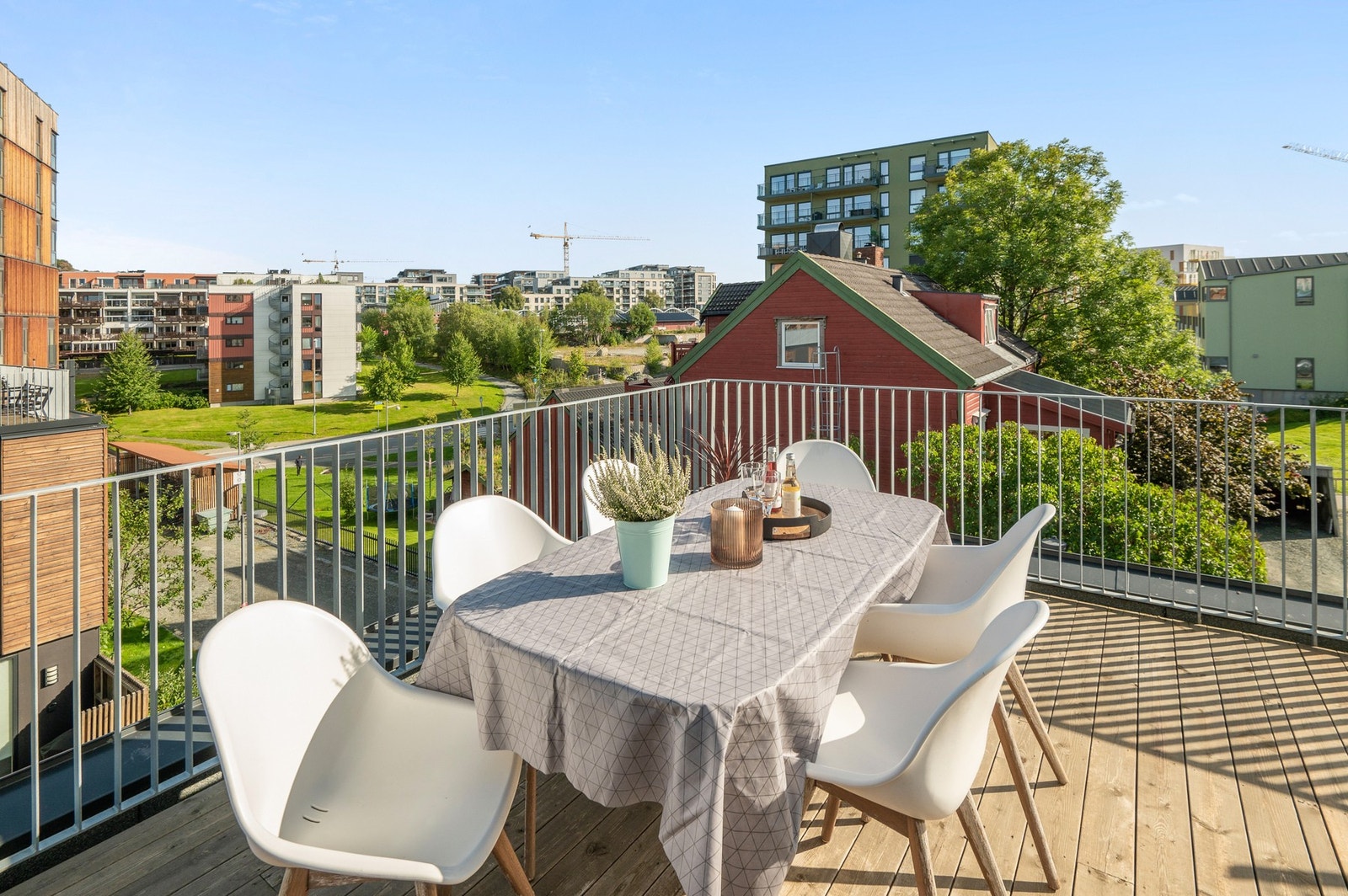 Den nydelige takterrassen byr på både utsikt og flotte solforhold. Galleribilde