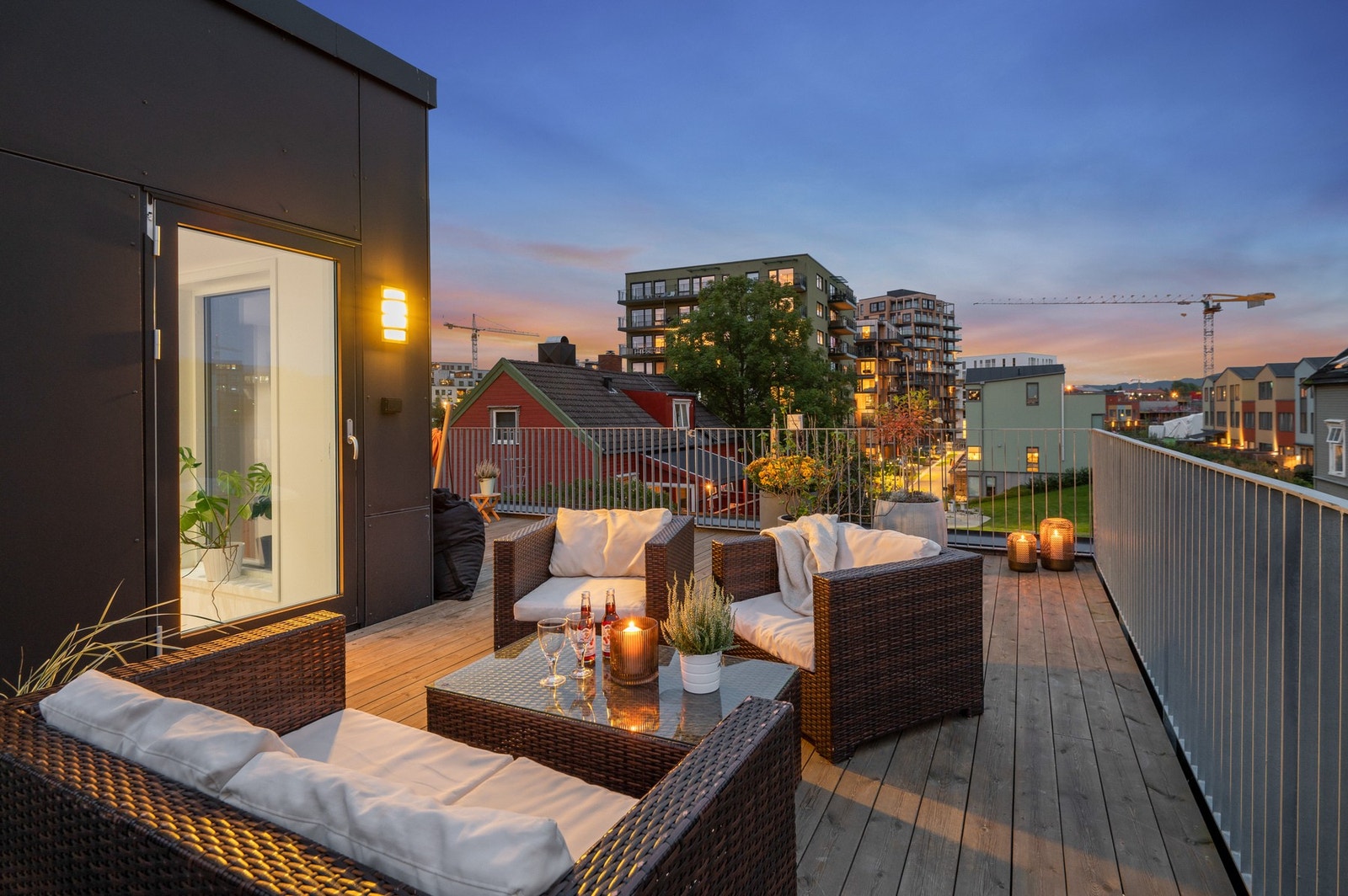 Takterrassen blir en viktig del av huset på varme sommerkvelder. Galleribilde