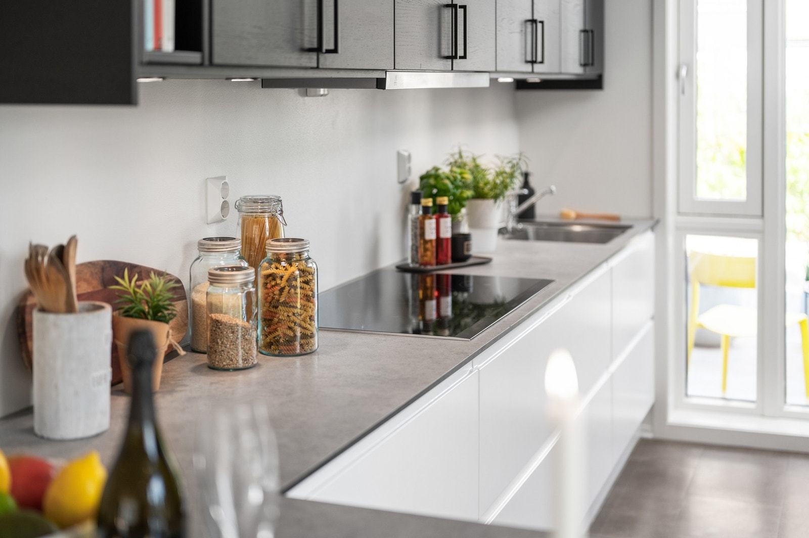 Betydelig påkostet kjøkken som byr på rikelig med skap- og benkeplass. Materialvalg og tekniske installasjoner av høy kvalitet. Utvidet platetopp og egen kurs og stikk for kaffemaskin. Galleribilde