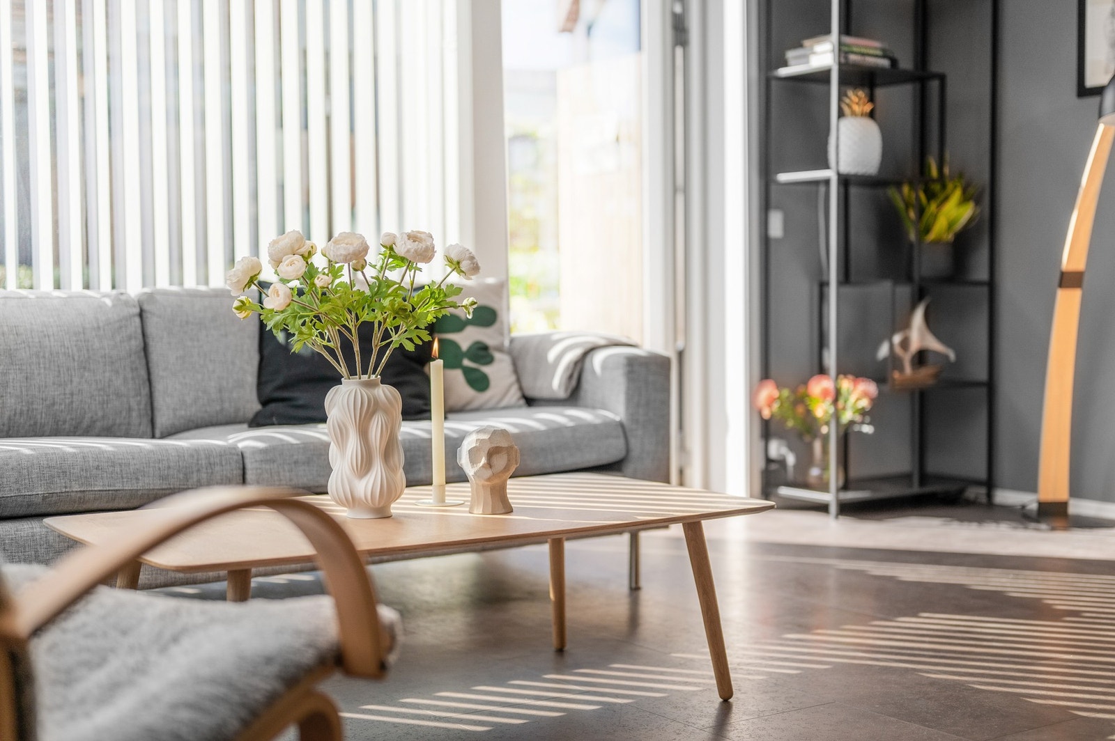 Lys og trivelig stue med utgang direkte til platting og hage. Galleribilde