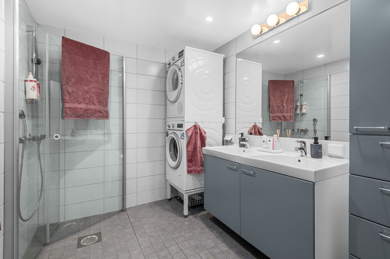 Badet er romslig og med god plass til både vaskemaskin og tørketrommel. Dobbelservant og godt med skapplass. Galleribilde