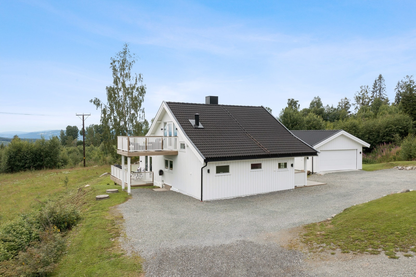 Pent opparbeidet gårdsplass med ny dobbeltgarasje. Galleribilde