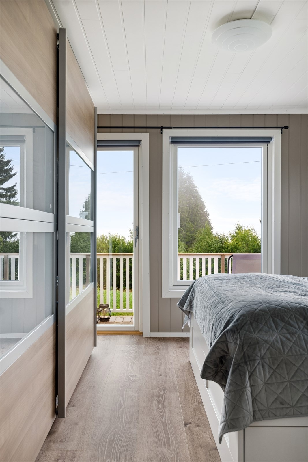Soverommet har skyvedørsgarderobe med god oppbevaringsplass. Galleribilde