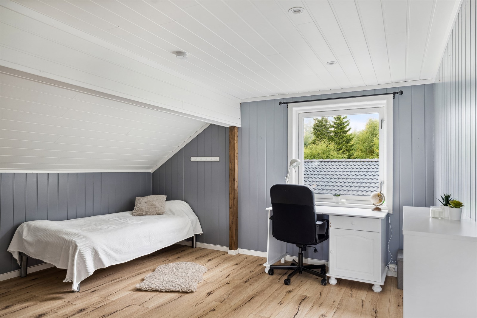 Soverom 2 med god plass til seng og andre oppbevaringsmøbler etter eget ønske. Galleribilde