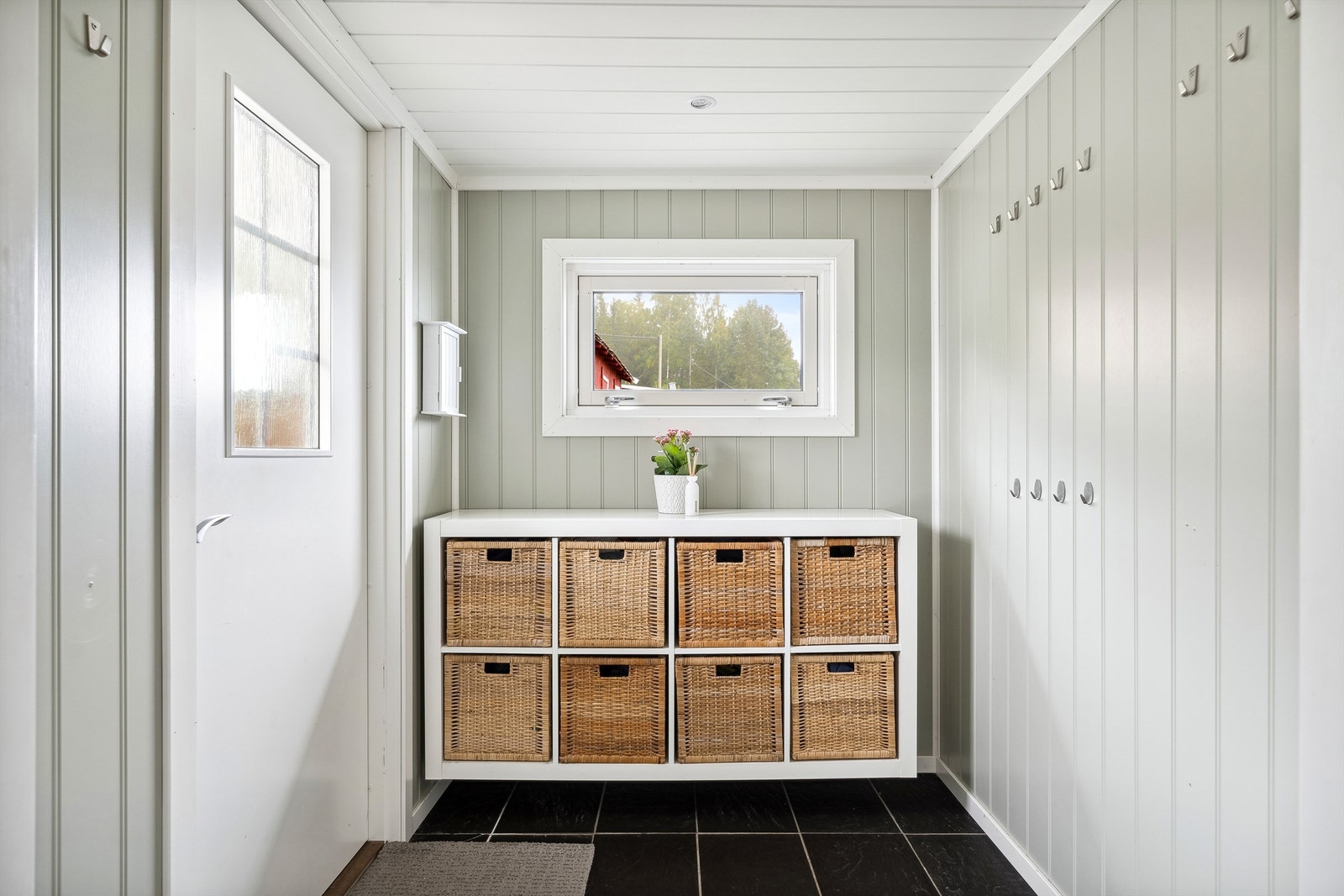 Entré med plass til skoskap og klesheng. Galleribilde