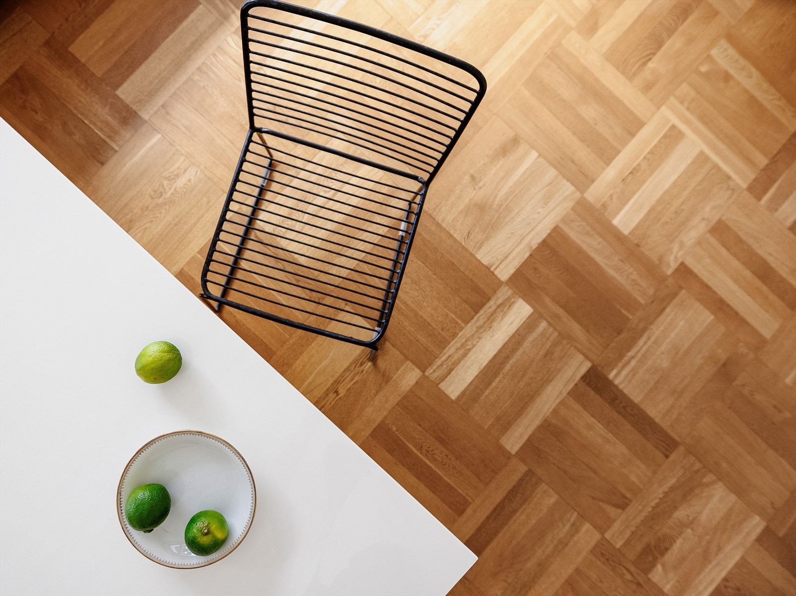 Parketten er verdt en ekstra titt - gyllen eik i et såkalt hollandsk rutemønster. Galleribilde