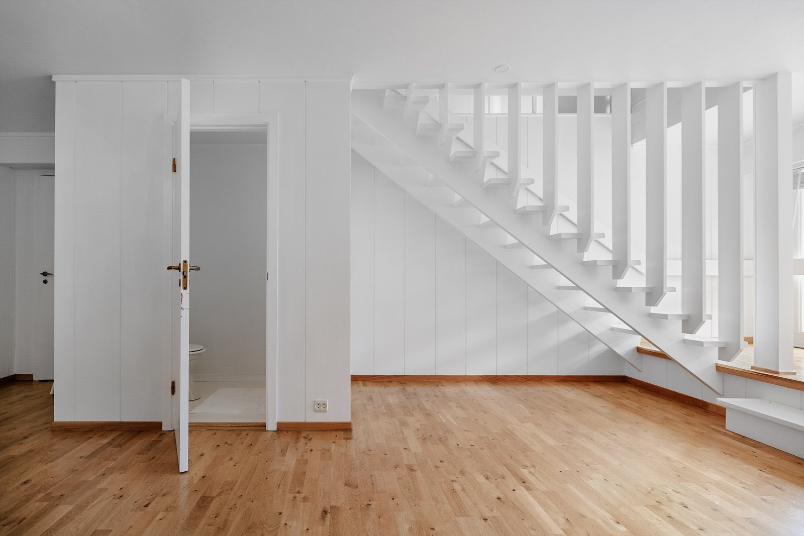 Fra vindfanget i underetasjen kommer man inn i trappegangen - et stort rom med innebygd garderobeskap og lekker parkett. Galleribilde
