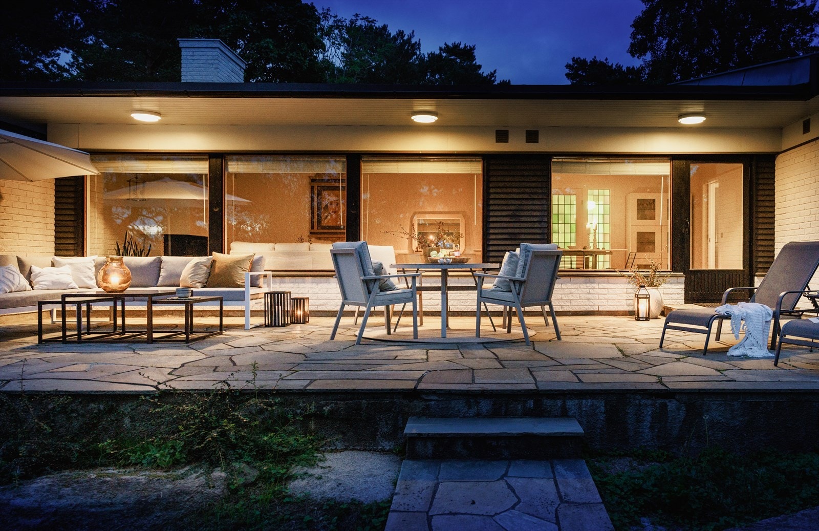 Villaen fra 1969, tegnet av Finn Lillemoen ligger halvt skjult fra veien på sin store, frodige naturtomt. Galleribilde