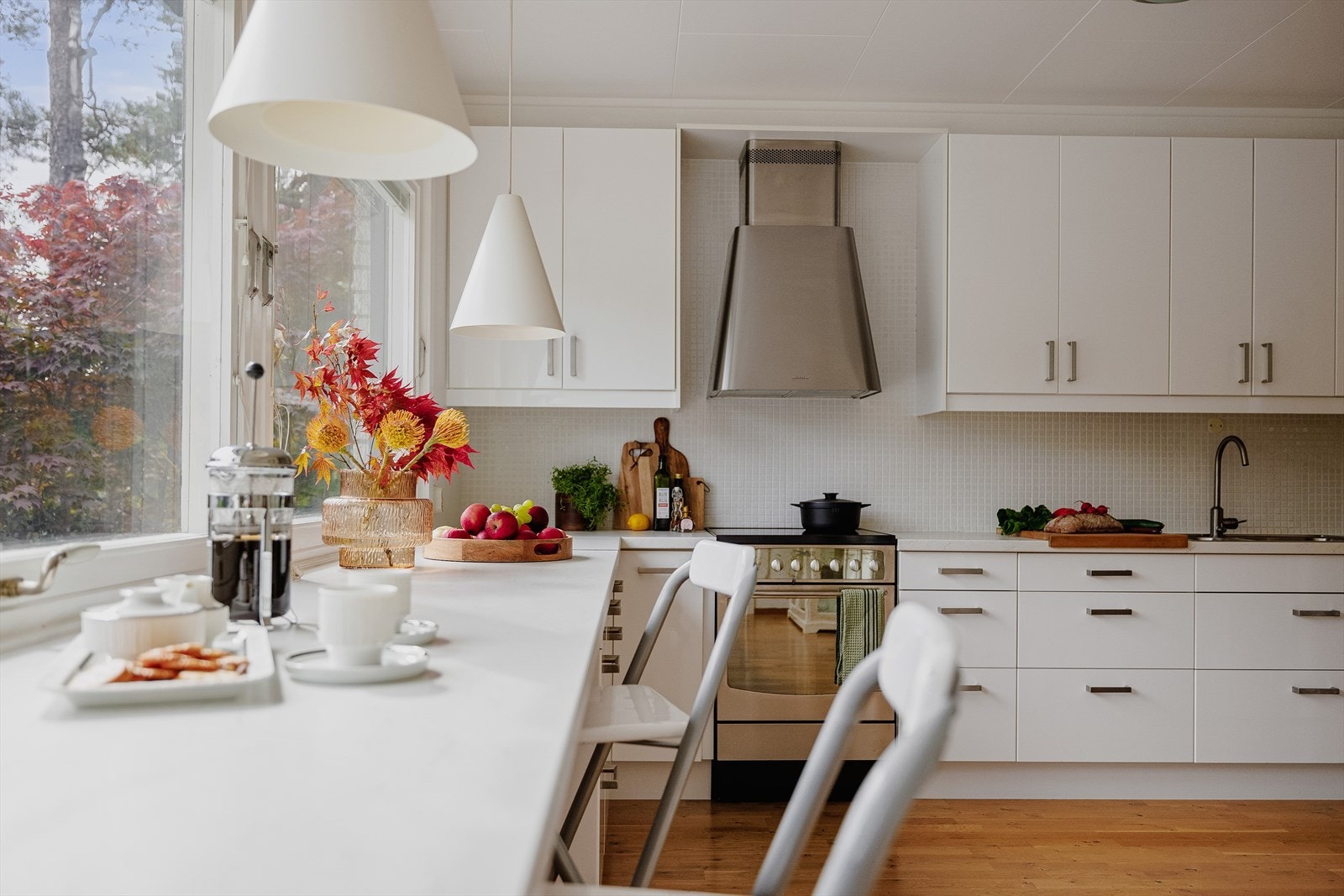 Stilmessig harmonerer det godt med resten - stort, lyst og minimalistisk og med svært god arbeidsplass. Galleribilde