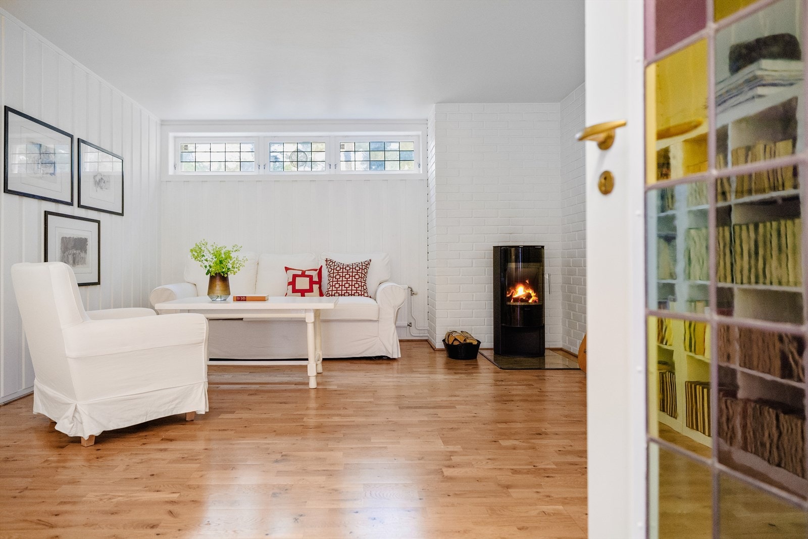 I underetasjen finner du blant annet peisestue, treningsrom og toalett. Galleribilde