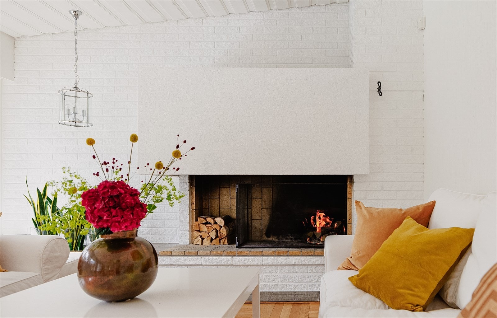Legg merke til den flotte peisen og murveggen bak - fantastisk elegant med store, rene linjer og peishyllen belagt med mørkere fliser. Galleribilde