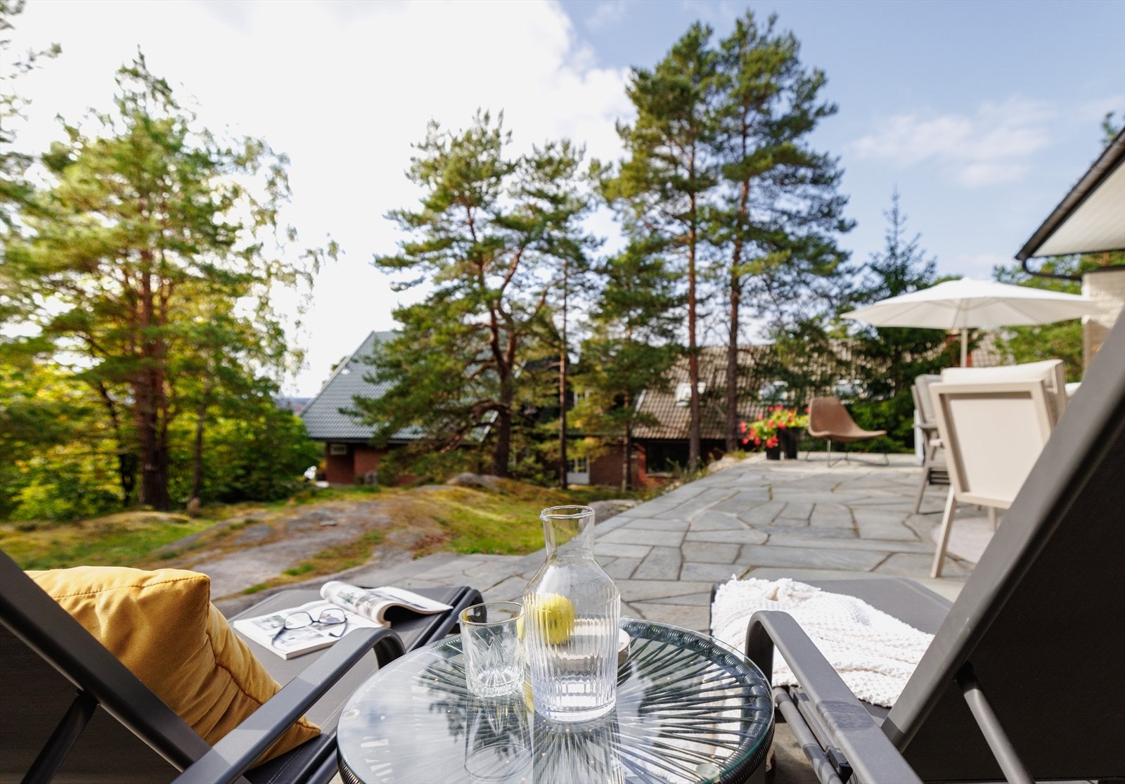 Fra terrassen skimtes noen fjerne åsrygger, men den eneste utsikten man egentlig behøver er naturen rundt og himmelen over. Galleribilde