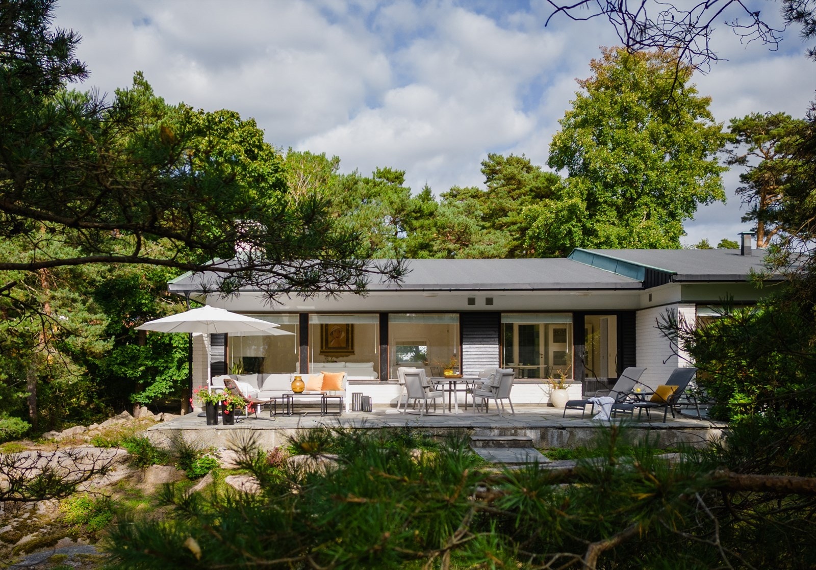 Man skjønner raskt at dette huset er arkitekttegnet. Stilen er sen funksjonalisme - velholdt og svært stilig. Galleribilde
