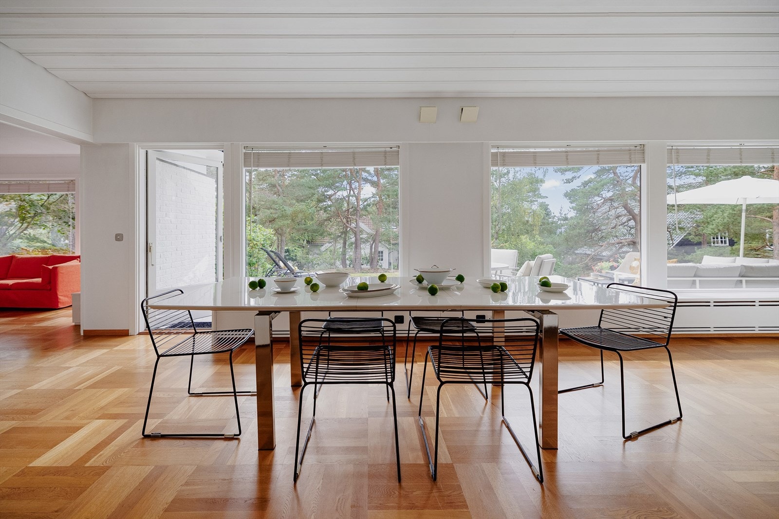 I stuen møter vi et lyst, vakkert rom - langstrakt med vinduer langs hele veggen ut mot terrassen. Galleribilde