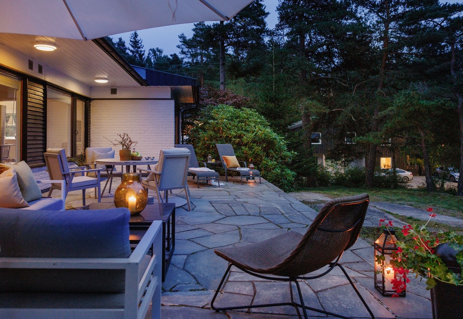 Taket stikker ut i et lunt overbygg og tilbyr dessuten sjenerøs belysning til uteplassen. Galleribilde