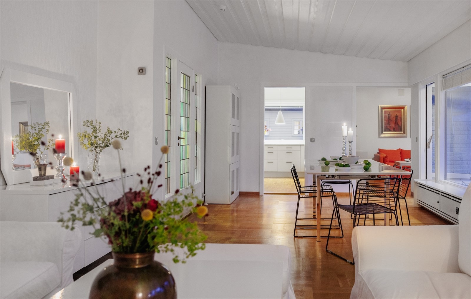 Tekniske løsninger er også bevart - så som lysbrytere, taklamper, radiatorer - også de innebygde radiatorer med luker i spisestuen! Galleribilde