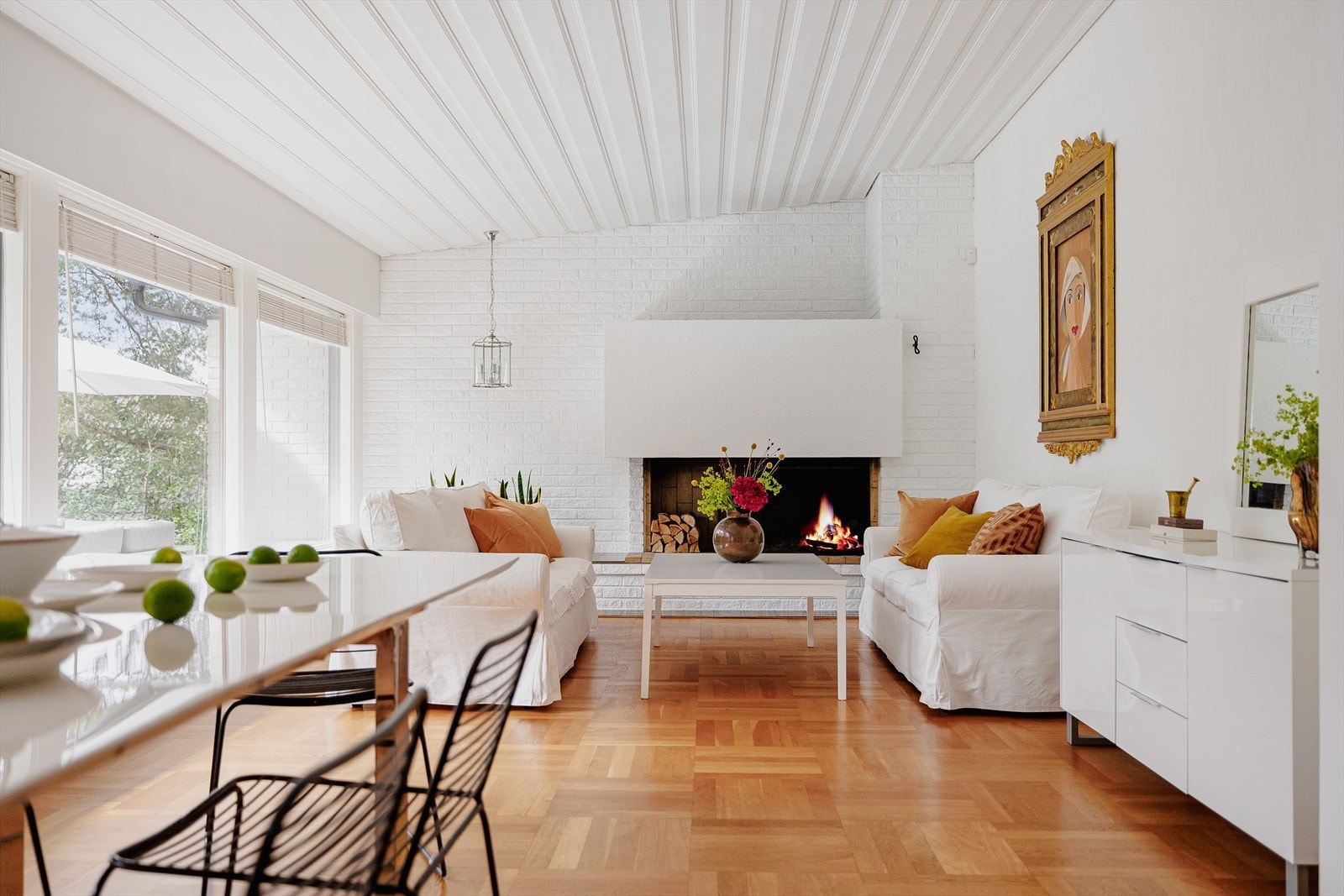 Slakt, høyreist skråtak med hvitmalt tømmermannspanel. Galleribilde