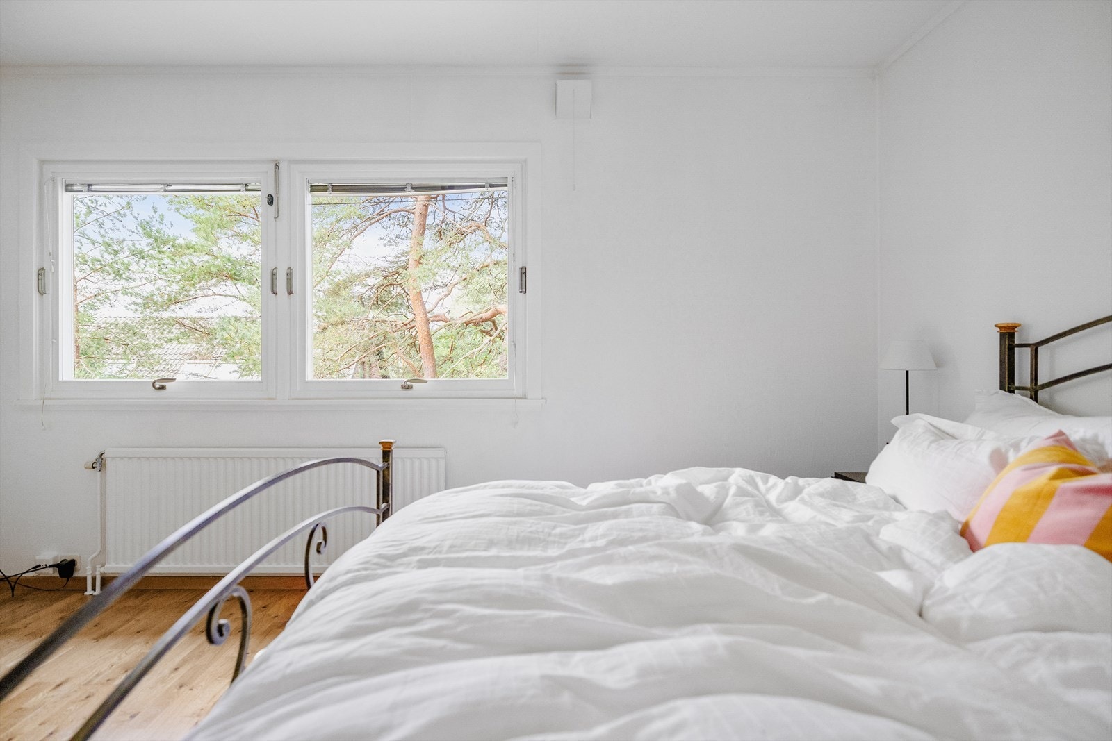 Huset varmes opp med bioolje med radiatorer. Galleribilde