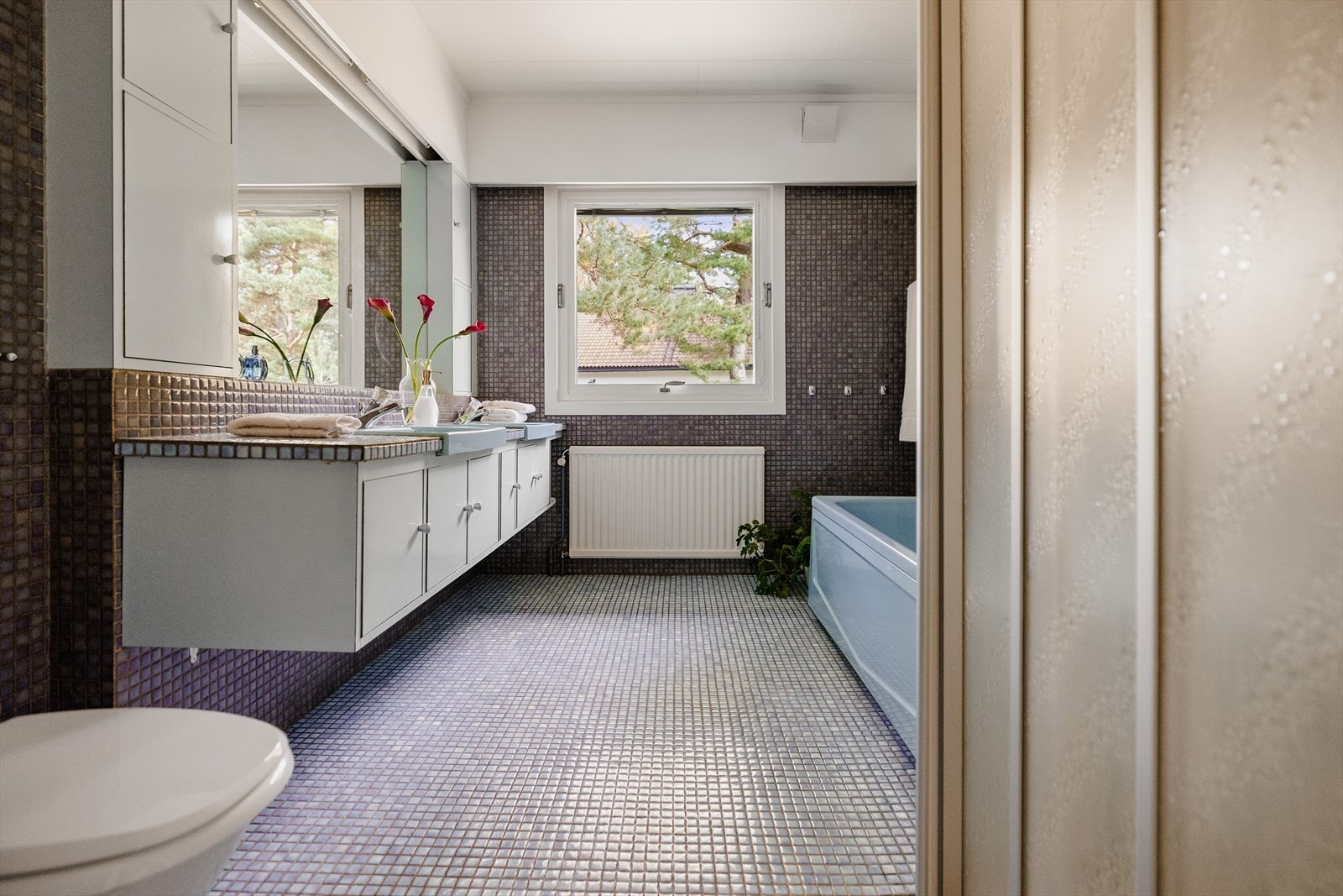 Baderommet er virkelig tøft med sine blå mosaikkfliser og blå innredning. Galleribilde