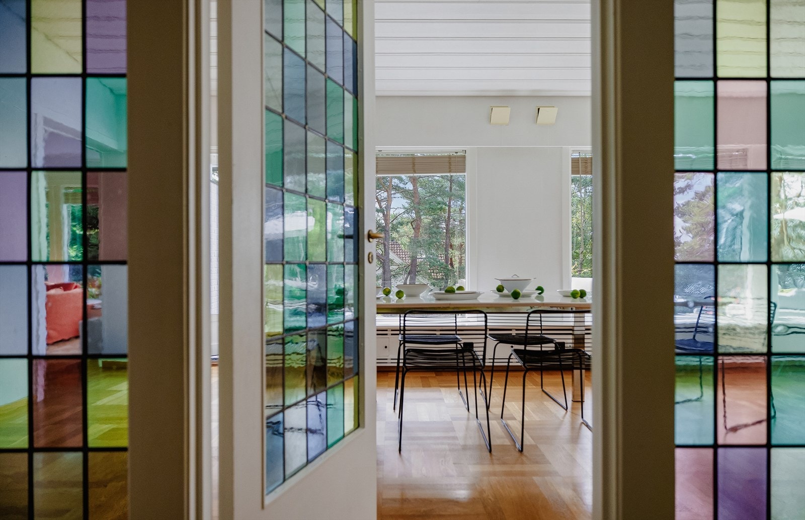 1. etasjen inneholder kjøkken, stue, spisestue, peisestue, 3 soverom og bad. Galleribilde