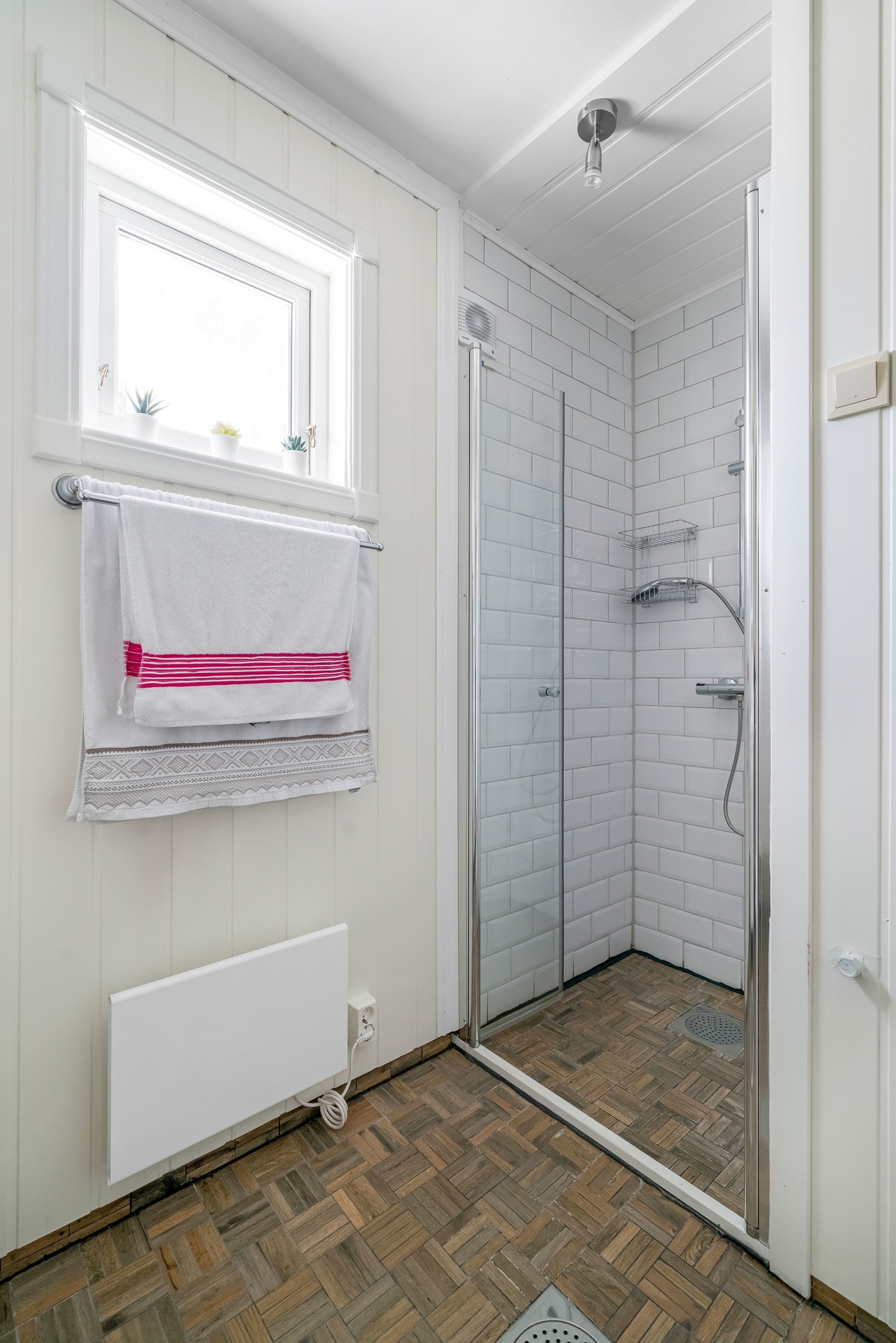 Badet har fliser på gulv og plater på vegg. Galleribilde