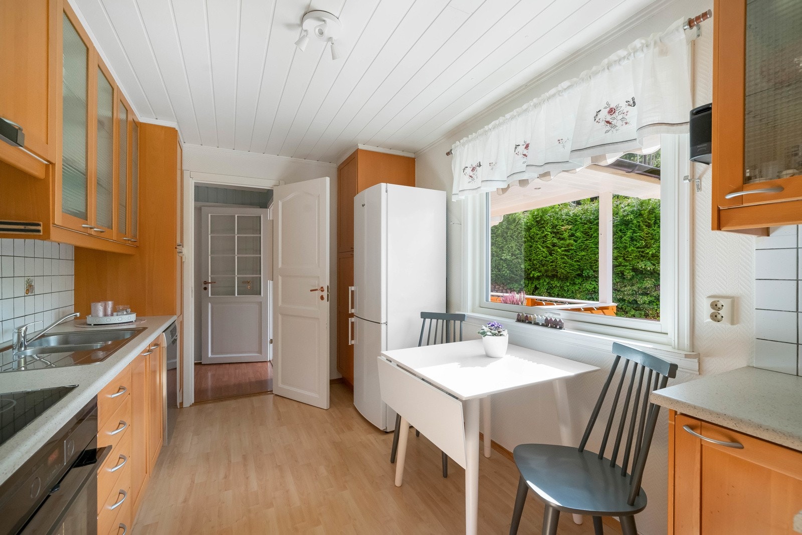 Kjøkkenet har en fin plass til å innta frokosten ved vinduet. Galleribilde